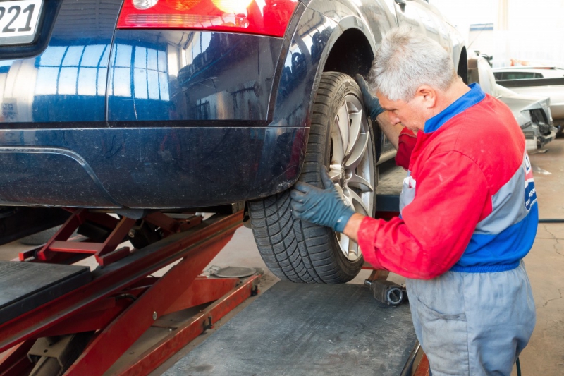vente-SILLANS LA CASCADE-min_auto_repair_repair_lift_auto_mechanic_work_clothes_master_professional_man_of_the_fold-685629