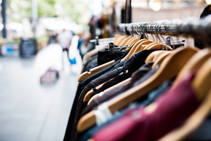 vente-SILLANS LA CASCADE-min_blur_close_up_focus_hanger_jacket_market_people_rack-1176303