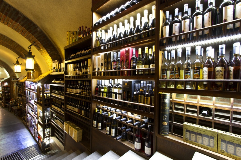 vente-SILLANS LA CASCADE-min_world_street_travel_shop_canon_georgia_wine_bottles-429767